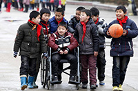 同學就是手足！安徽一男孩患病無法行走 被照顧7年