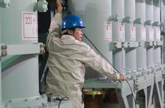 國網(wǎng)員工認真工作