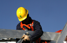 工人正在安裝風(fēng)機