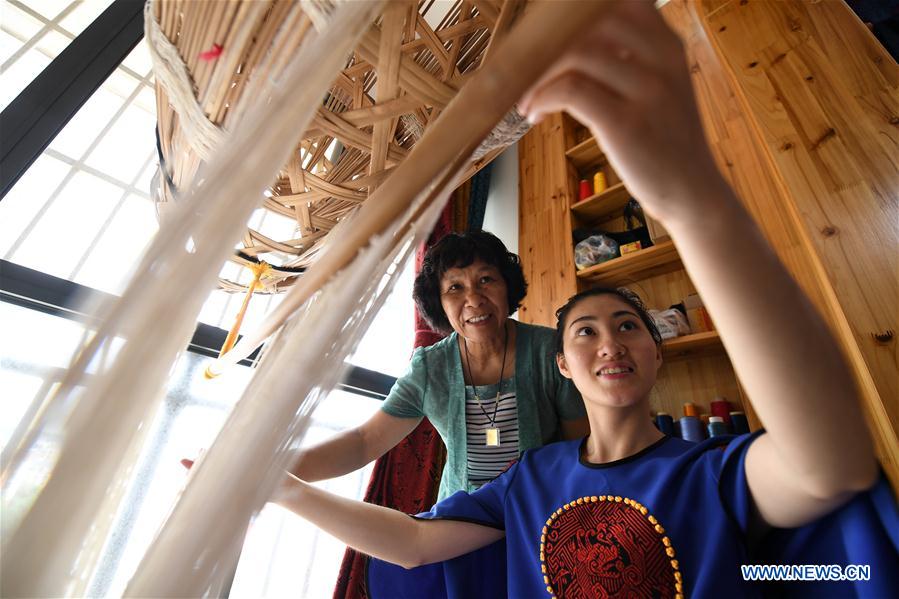 CHINA-GUANGXI-ZHUANG BROCADE-INHERITOR (CN)