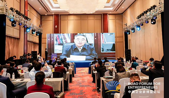 國家榮譽稱號獲得者、中國工程院院士、天津中醫(yī)藥大學(xué)校長張伯禮在視頻致辭