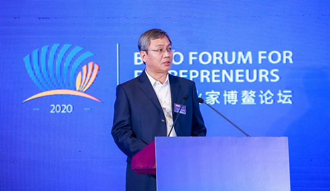 山東能源集團黨委副書記、董事岳寶德演講