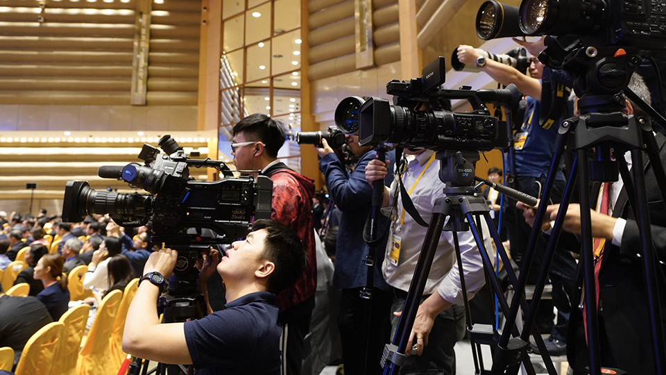 記者在開(kāi)幕式上采訪(fǎng)