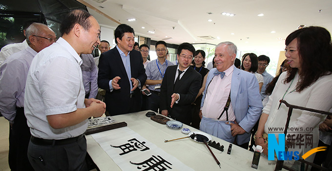 羅杰斯參觀新華網(wǎng)福建分公司。