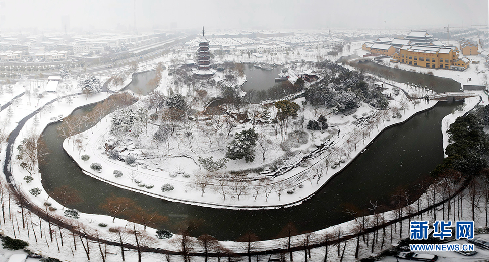 萬善公園披銀裝