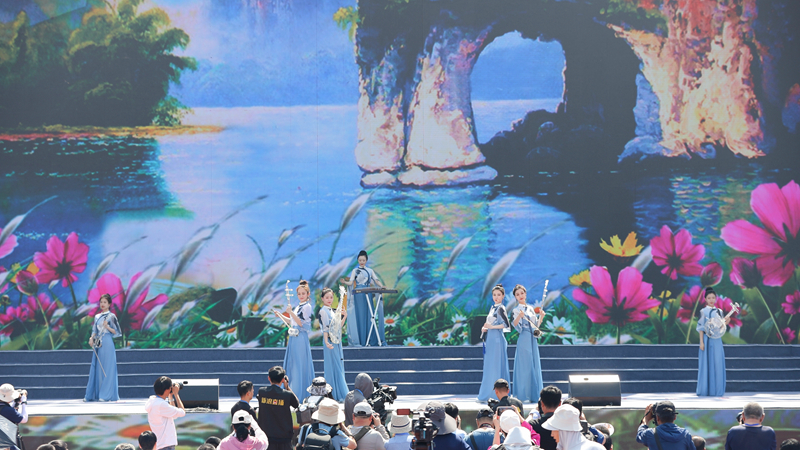 花語湖畔、香動凌源 女子水晶樂坊亮相第五屆中國凌源百合節(jié)