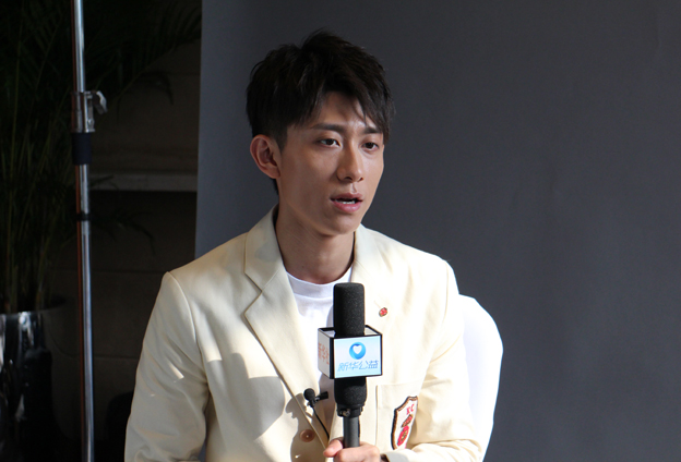 國(guó)有棟梁，大愛(ài)無(wú)疆；爾如嫩草，小愛(ài)芬芳。