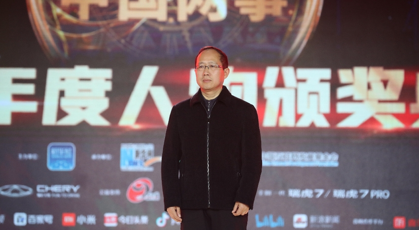 現場向&ldquo;時代楷模"張富清頒發(fā)特別致敬獎