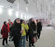 《城市邊緣·時間軸》吸引了不少市民駐足觀看