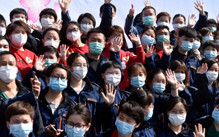 稟父老：樓蘭破，人平安，白衣戰(zhàn)士把家還！