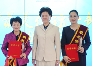舒曉琴為獲獎(jiǎng)?wù)邊蔷辗?、高平珍頒獎(jiǎng)