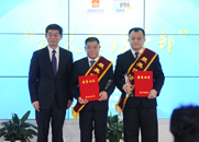 劉正榮為獲獎(jiǎng)?wù)咭踪t孝、張海威頒獎(jiǎng)