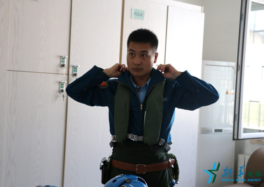 &uarr;資料圖片：張超嚴(yán)格按規(guī)定著裝參加飛行訓(xùn)練。