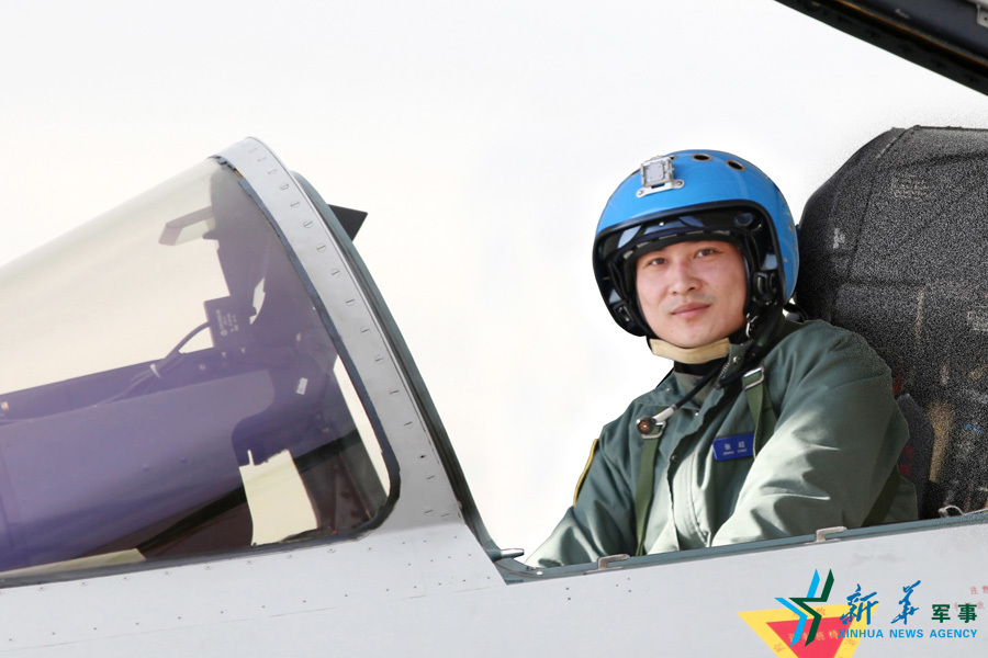 &uarr;戰(zhàn)機(jī)上準(zhǔn)備起飛的張超。