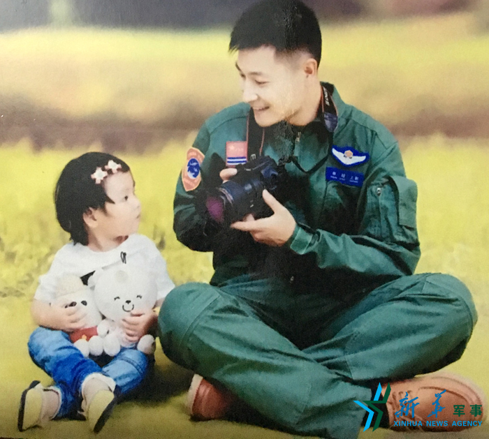 &uarr;資料圖片：被選為艦載戰(zhàn)斗機(jī)飛行員的張超與女兒合影。