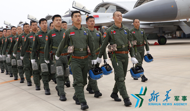 &uarr;飛行員列隊進場。