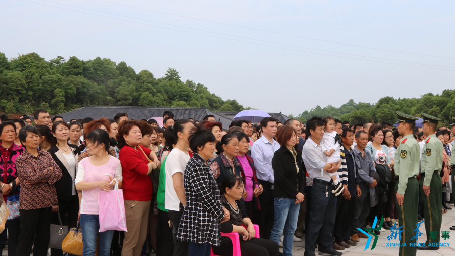 &uarr;張超烈士骨灰安葬儀式現(xiàn)場，岳陽的父老鄉(xiāng)親紛紛來給張超送別。