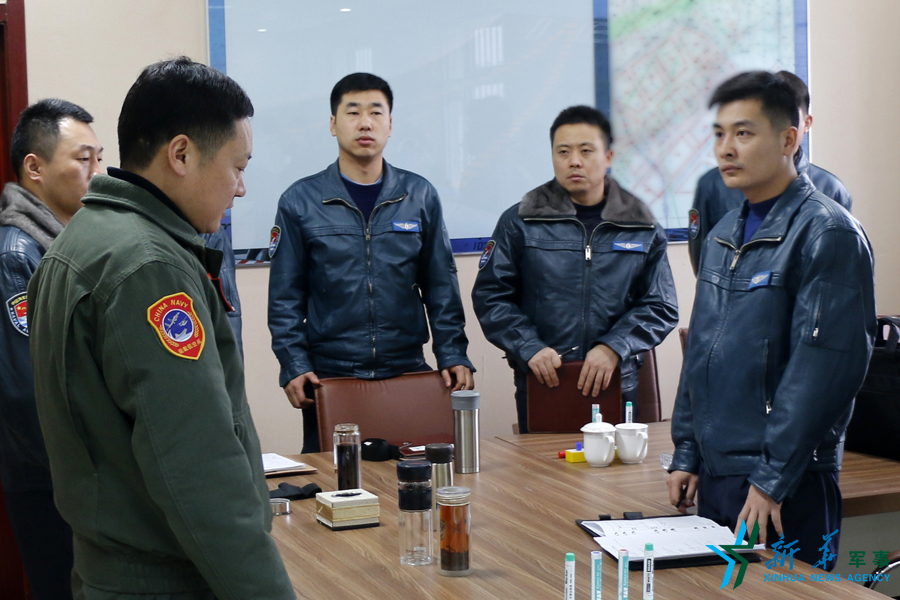 資料圖片：張超參加飛行后講評。