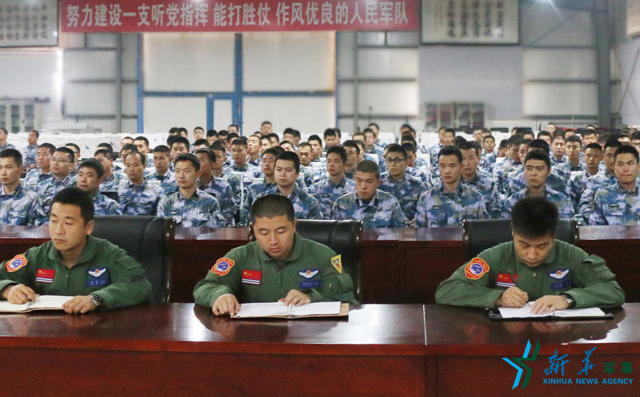 資料圖片：張超（右一）參加部隊思想政治教育。