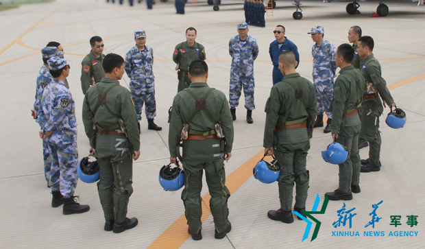 飛行后，黨委班子現(xiàn)場(chǎng)講評(píng)飛行情況。