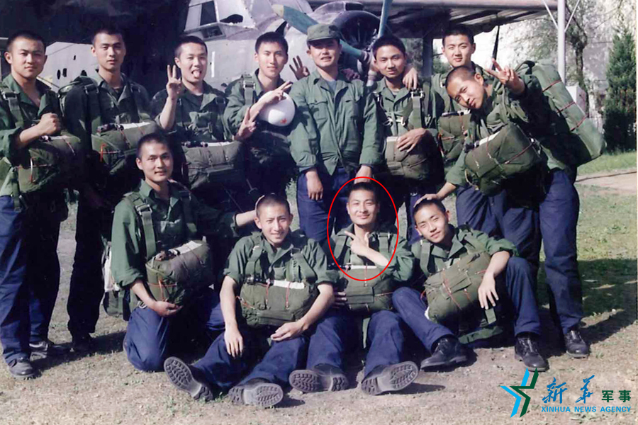 &uarr;資料圖片：張超跳傘前合影留念。