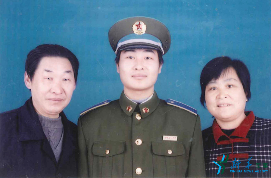 &uarr;資料圖片：張超考入飛行學(xué)院后成為全家的驕傲。