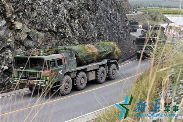 &uarr;向疏散隱蔽地域?qū)嵤└咚贆C動。（宋來蕤攝）