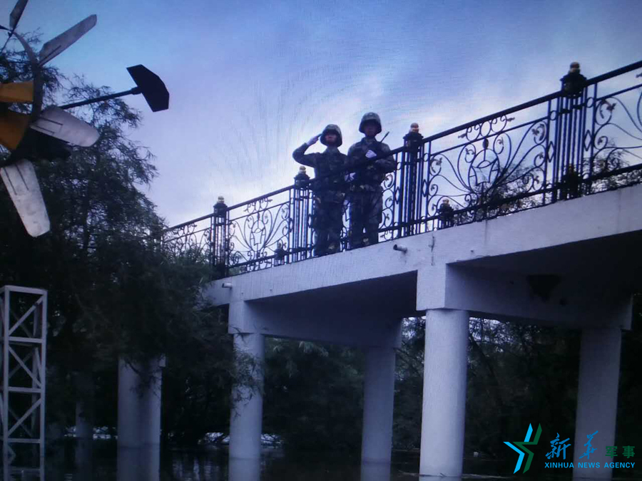 &uarr;中秋佳節(jié)，珍寶島的官兵在洪水中的堅守。