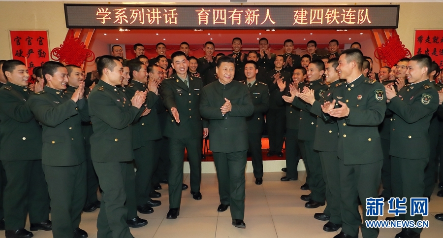 1月23日，習近平專程來到陸軍第65集團軍，深入基層連隊，看望慰問官兵，代表黨中央和中央軍委，向全軍指戰(zhàn)員、武警部隊官兵、民兵預備役人員致以誠摯問候和新春祝福。這是習近平在該集團軍&ldquo;大功三連&rdquo;同官兵在一起。新華社記者李剛攝