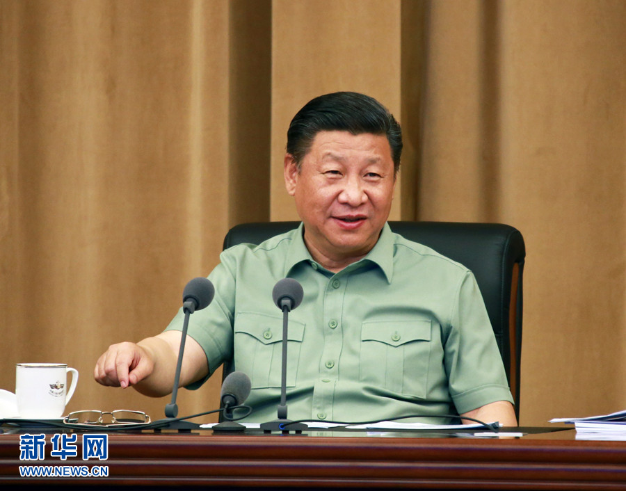 5月24日，中共中央總書(shū)記、國(guó)家主席、中央軍委主席習(xí)近平視察海軍機(jī)關(guān)，親切接見(jiàn)海軍第十二次黨代會(huì)全體代表和海軍機(jī)關(guān)正師職以上領(lǐng)導(dǎo)干部。這是習(xí)近平聽(tīng)取海軍工作匯報(bào)后發(fā)表重要講話。 新華社記者 查春明 攝 