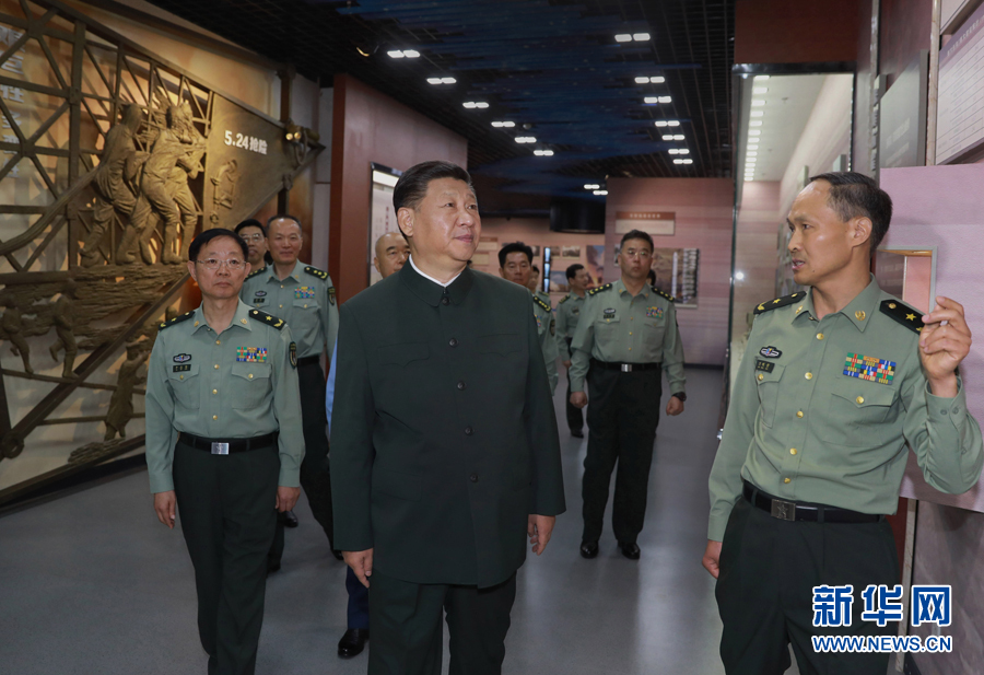6月22日，正在山西省考察工作的中共中央總書記、國家主席、中央軍委主席習(xí)近平來到駐晉部隊某基地視察調(diào)研，代表黨中央和中央軍委，向基地組建50周年致以熱烈的祝賀，向老一輩創(chuàng)業(yè)者、廣大基地官兵致以崇高的敬意和誠摯的問候。這是習(xí)近平視察基地軍史館。新華社記者 李剛 攝