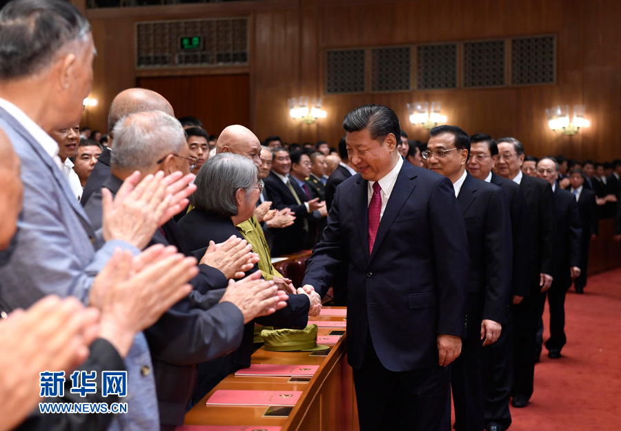 7月28日，慶祝中國人民解放軍建軍90周年文藝晚會《在黨的旗幟下》在北京人民大會堂舉行。中共中央總書記、國家主席、中央軍委主席習(xí)近平和李克強(qiáng)、張德江、俞正聲、劉云山、王岐山、張高麗等黨和國家領(lǐng)導(dǎo)人，與首都3000多名各界群眾一起觀看演出。演出開始前，習(xí)近平等與老戰(zhàn)士、老同志代表和&ldquo;八一勛章&rdquo;獲得者親切握手。新華社記者 李學(xué)仁 攝