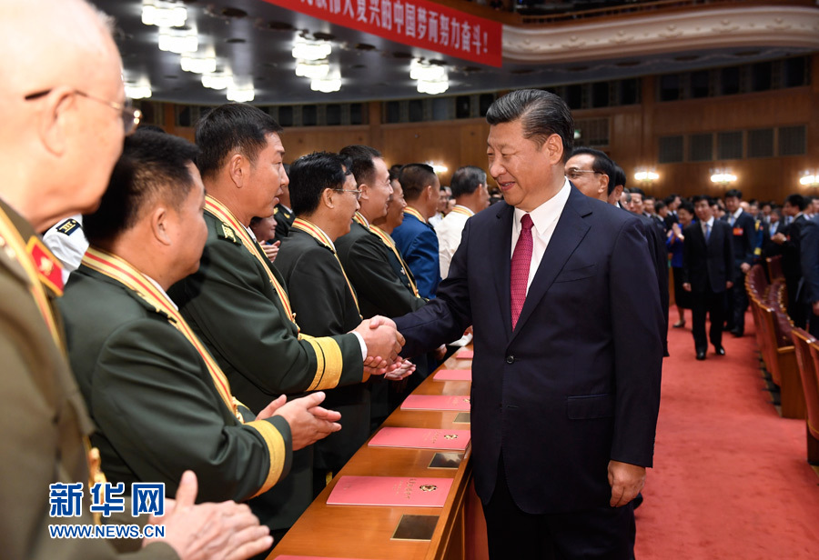 7月28日，慶祝中國人民解放軍建軍90周年文藝晚會《在黨的旗幟下》在北京人民大會堂舉行。中共中央總書記、國家主席、中央軍委主席習(xí)近平和李克強(qiáng)、張德江、俞正聲、劉云山、王岐山、張高麗等黨和國家領(lǐng)導(dǎo)人，與首都3000多名各界群眾一起觀看演出。演出開始前，習(xí)近平等與老戰(zhàn)士、老同志代表和&ldquo;八一勛章&rdquo;獲得者親切握手。新華社記者 李學(xué)仁 攝