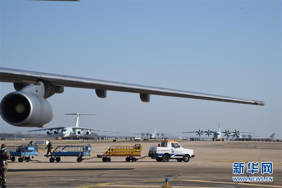 （聚焦疫情防控&middot;圖文互動）（4）空軍第四次向武漢大規(guī)?？者\醫(yī)療隊員和物資