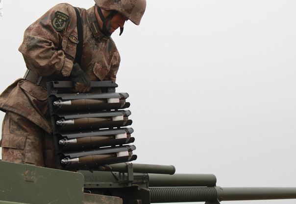 見(jiàn)過(guò)給火炮壓彈夾嗎？