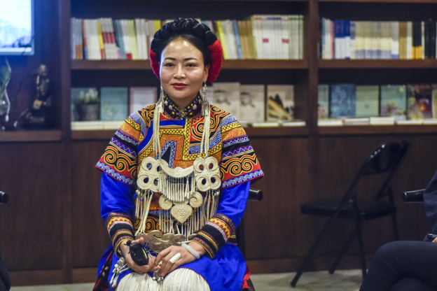 阿牛阿呷：對彝族姑娘來說，胎教就是彝族的刺繡文化，但是當(dāng)我們走出來，我們覺得我們對其他支系的服飾知識了解太少了，需要學(xué)習(xí)的很多，所以開辦了這個專業(yè)。