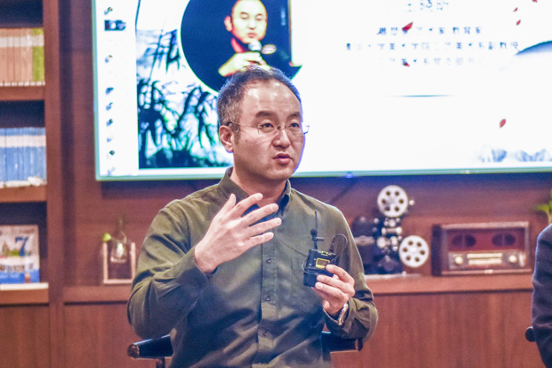 王曉昕：語言問題其實是非遺傳承所面臨的一個普遍問題。非遺傳承人可能有很好的技藝，但是因為語言問題沒有辦法與外面的人交流，就失去了傳承的機會。