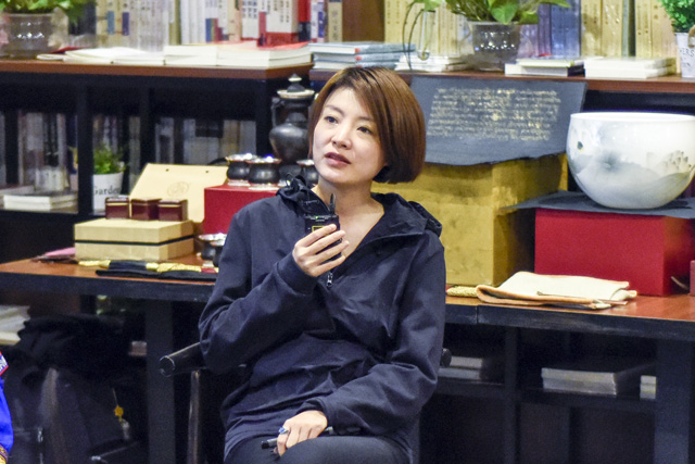 秦思：堅(jiān)持還是因?yàn)闊釔?，我一直想把有意義的事情做得有意思。我希望有更多的人來(lái)關(guān)注非遺文化，把文化融入到工藝當(dāng)中。