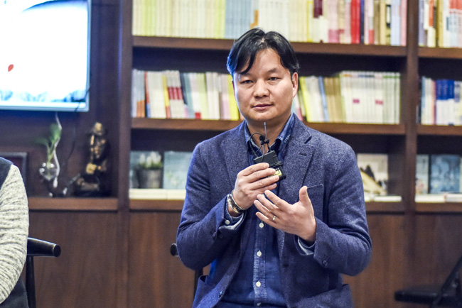 丁大為：烏銅走銀有三百年的歷史了，是云南地區(qū)獨(dú)有的技藝。這門技藝入門大概需要3年，學(xué)成需要20年。用語(yǔ)言去表達(dá)它其實(shí)是很難的。