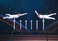 演員汪靜、高鴻陽在晚會(huì)上表演雜技《頂&mdash;&mdash;太極》