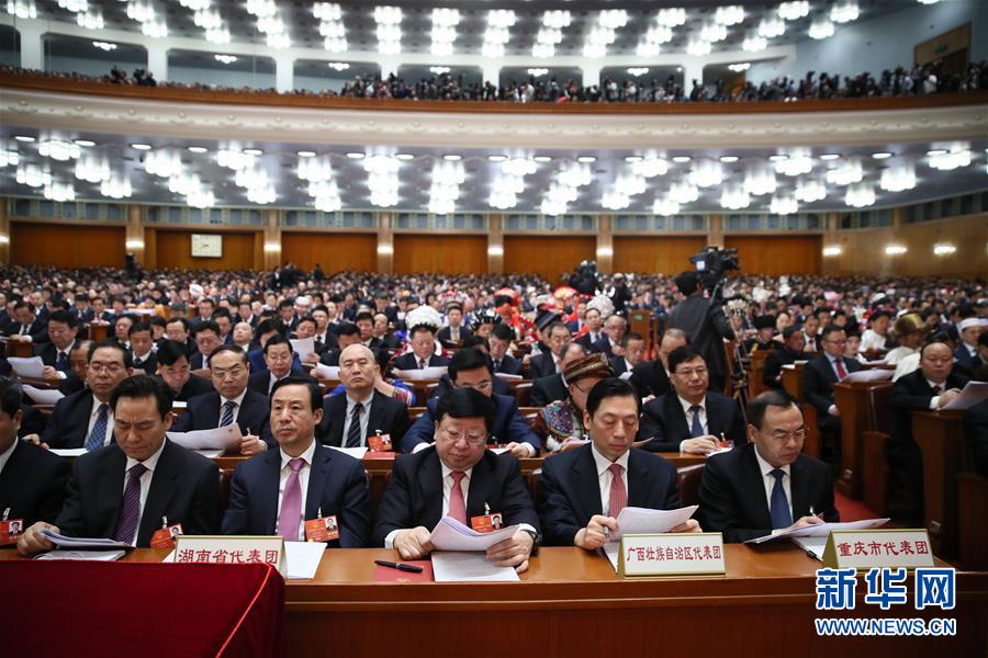 （兩會(huì)&middot;人大開幕）（11）共聚一堂