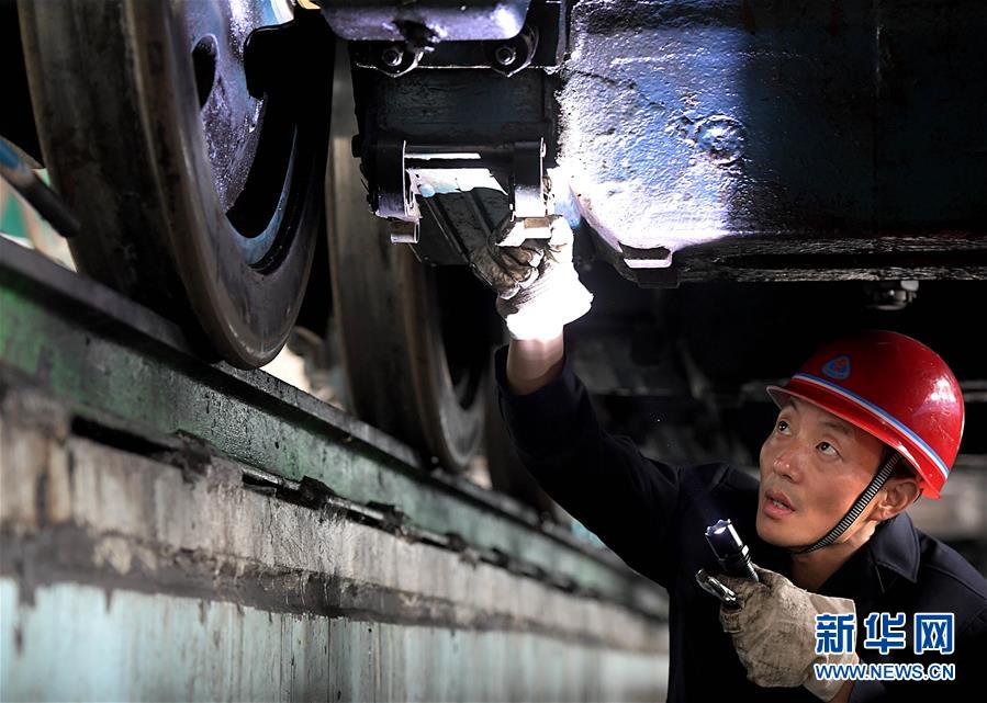 （圖片故事）（1）&ldquo;機(jī)車醫(yī)生&rdquo;李向前：&ldquo;望聞問切&rdquo;保安全