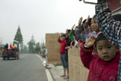 向救援人員敬禮！