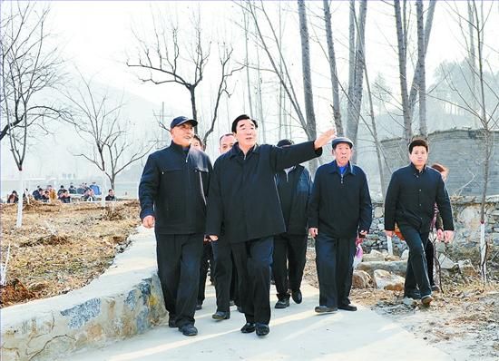 11月27日，省委書記、省人大常委會主任張慶黎到加強基層建設年活動聯(lián)系點淶水縣悟空寺村看望慰問村民，向當?shù)馗刹咳罕娦v黨的十八大精神。這是張慶黎在悟空寺村詳細了解村容村貌的建設情況。郭昭 攝