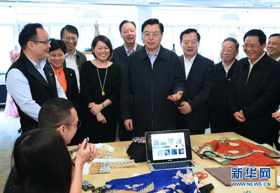 5月8日至11日，中共中央政治局常委、全國人大常委會委員長張德江在浙江調(diào)研。這是5月9日，張德江來到位于嘉興市的雅瑩服裝有限公司，了解公司的服裝設(shè)計、生產(chǎn)和銷售情況。新華社記者 馬占成 攝 