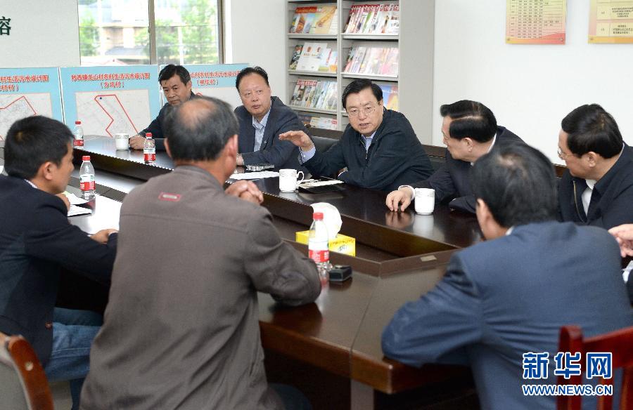 這是5月9日，張德江到湖州市妙西鎮(zhèn)調(diào)研，與基層人大代表座談。新華社記者 馬占成 攝 
