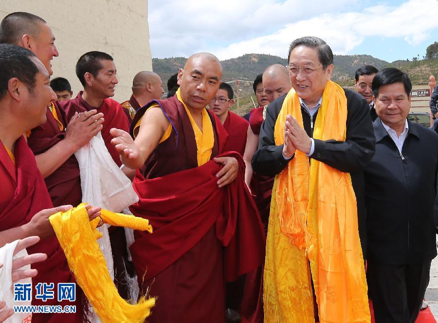 這是5月16日，俞正聲在松贊林寺看望宗教界人士。 新華社記者 劉衛(wèi)兵 攝