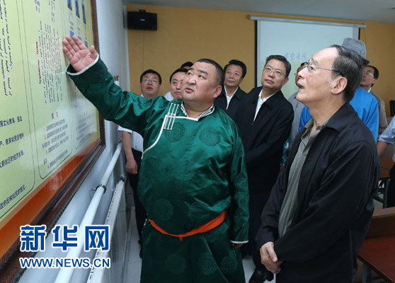 這是7月3日，王岐山在巴彥德力格爾嘎查&ldquo;兩委&rdquo;活動室了解基層黨建情況。新華社記者 龐興雷 攝