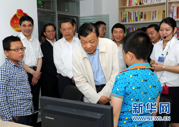 7月17日至19日，中共中央政治局常委、中央書(shū)記處書(shū)記劉云山在青海調(diào)研。這是7月18日，劉云山在西寧市南山西社區(qū)調(diào)研。 新華社記者饒愛(ài)民 攝