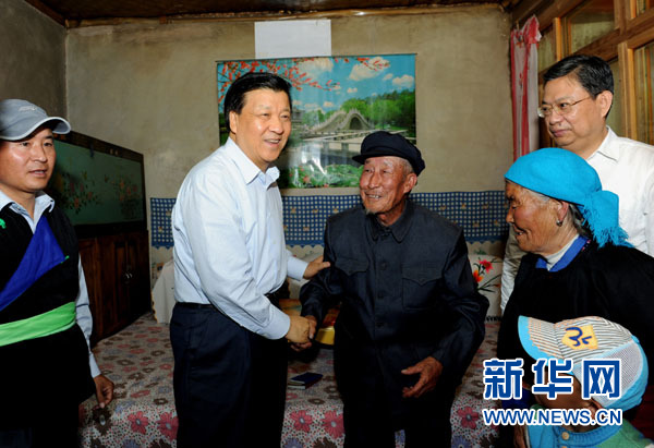 7月17日至19日，中共中央政治局常委、中央書(shū)記處書(shū)記劉云山在青海調(diào)研。這是7月17日，劉云山在海東市互助土族自治縣東山鄉(xiāng)白牙合村看望老黨員。新華社記者 饒愛(ài)民 攝